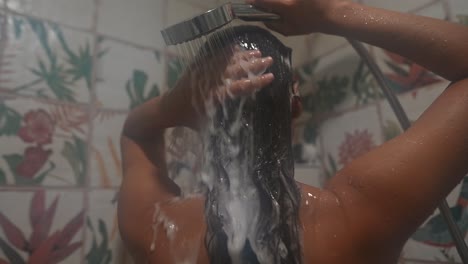 mujer lavando el cabello en la ducha