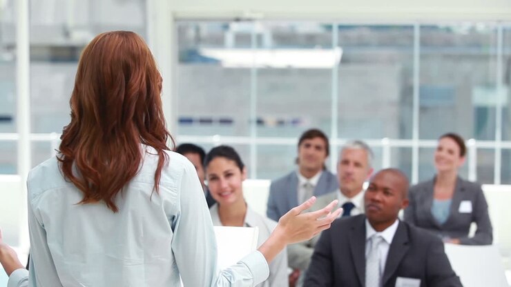 Pubblico che applaude una donna d'affari