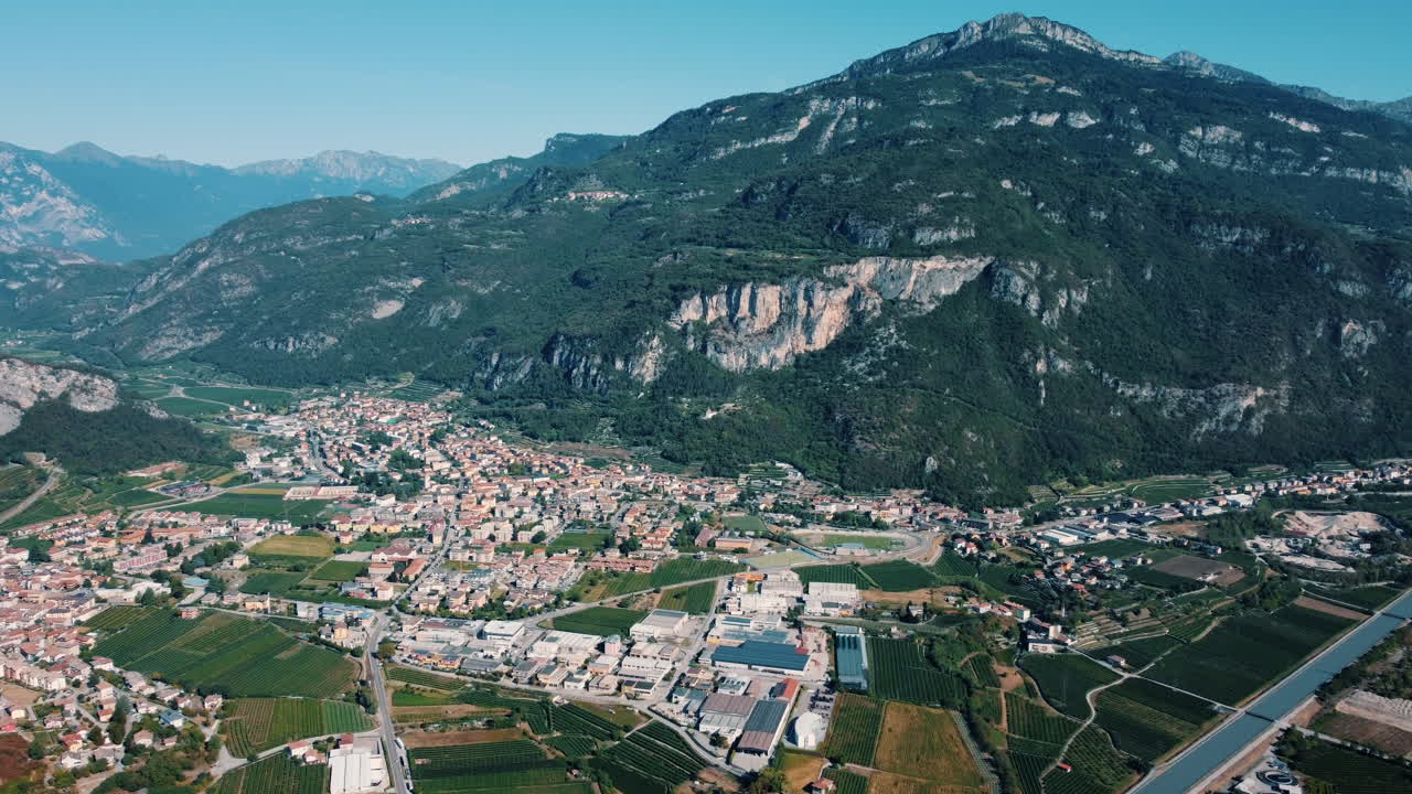 산 들 이 있는 계곡 에 자리 잡은 도시 의 공중 사진