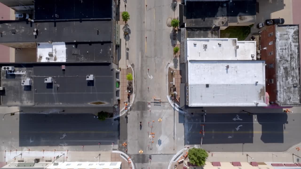 Il centro di Fremont, Michigan, ripreso dall'alto con un video realizzato con drone