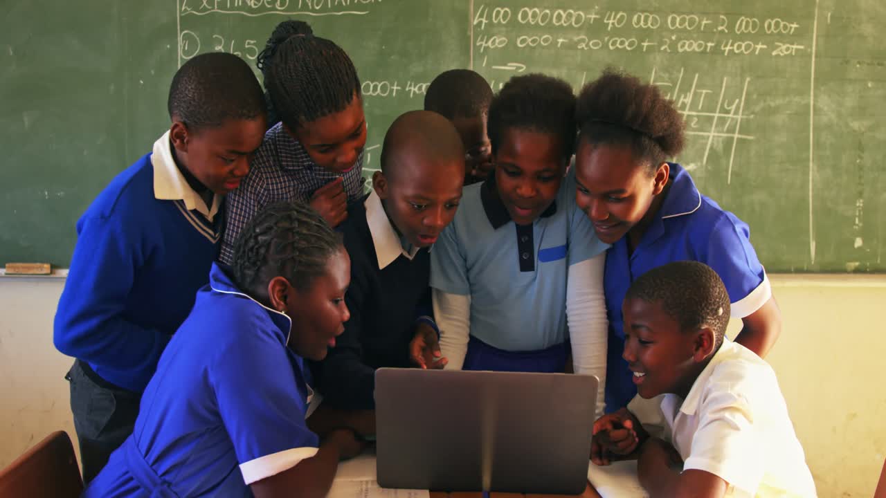 타운십 학교의 수업에서 노트북을 가진 학교 학생들 4k