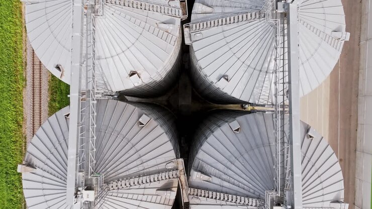 Vista superior cenital de un dron sobre silos que simboliza la exportación de grano y la escasez en Ucrania