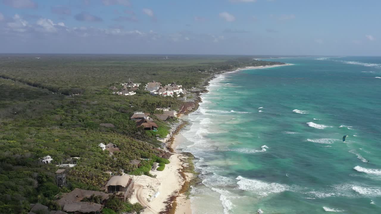 sobrevuelo aéreo hermosa costa mexicana de tulum con kite surf en el ondulado mar caribe durante el día soleado - hoteles de lujo con playa de arena privada