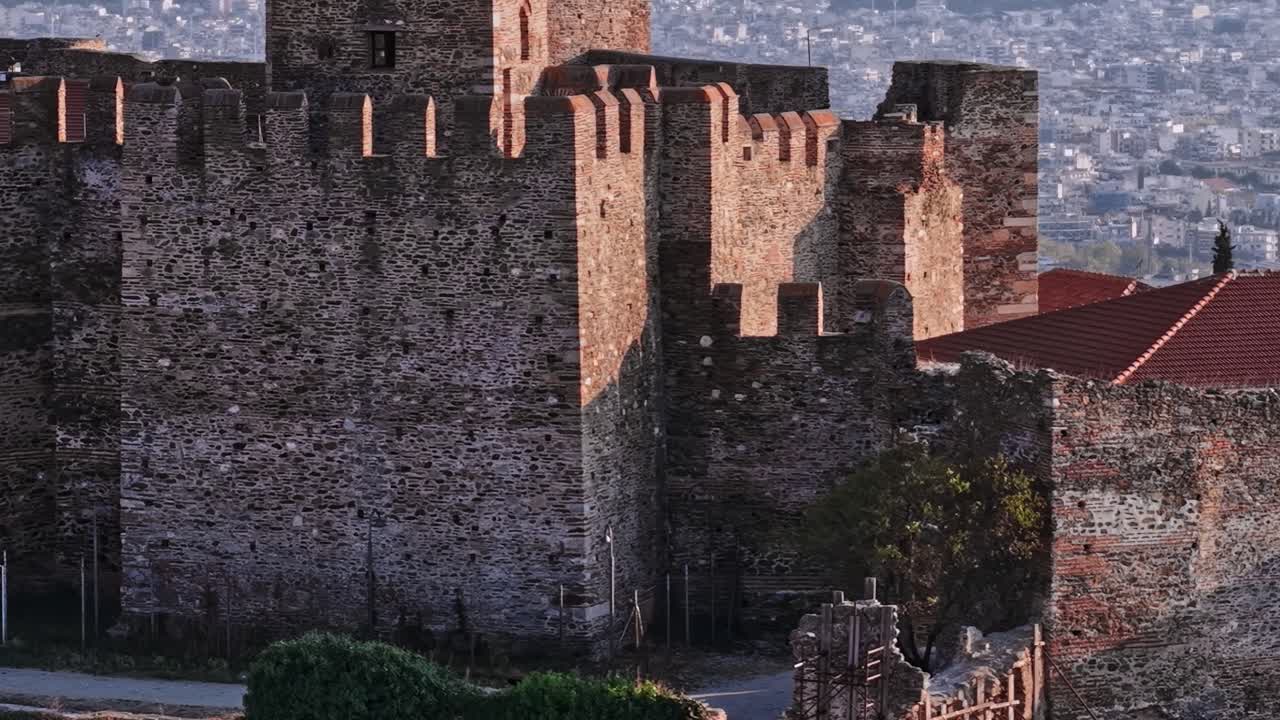 Esplora mura antiche e panorami da una fortezza in Grecia