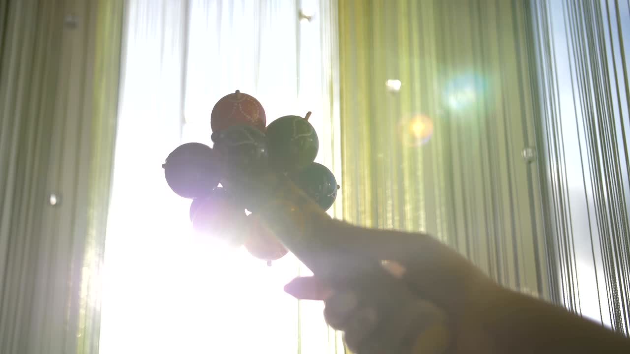 신비한 여자가 마라카를 연주합니다. 샤만의 의식입니다.