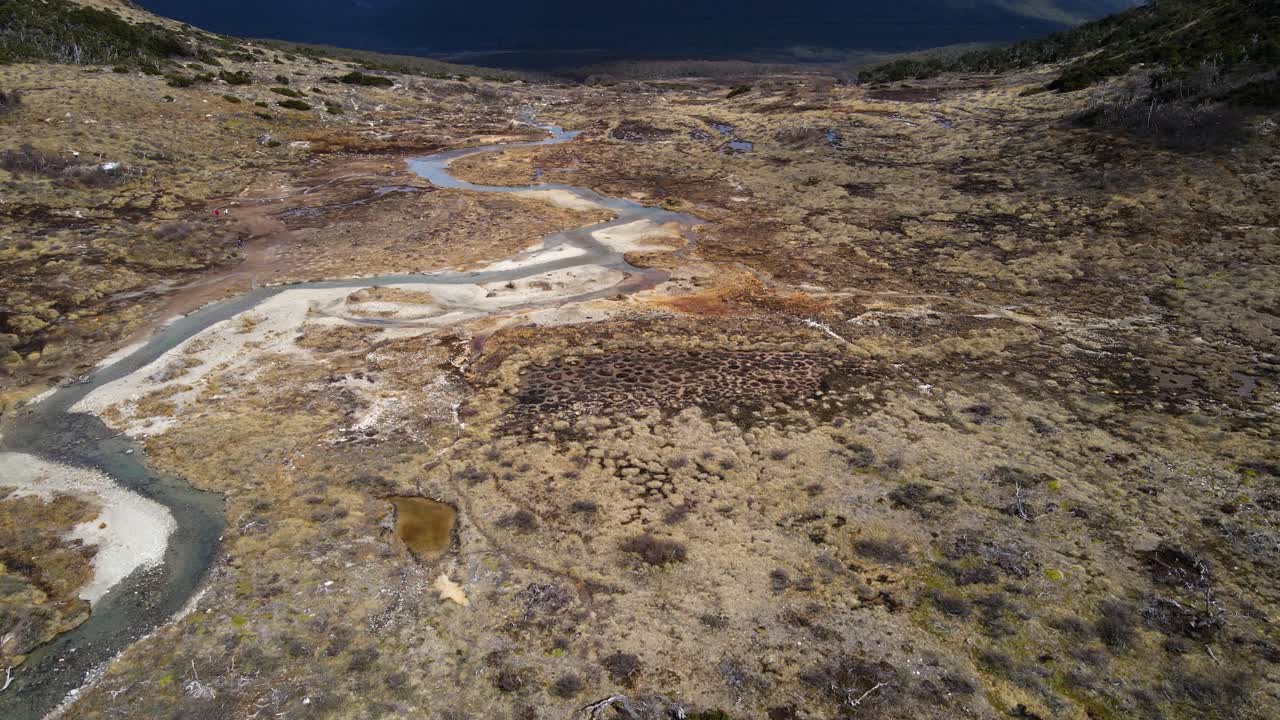 drone disparado volando sobre las marismas cerca de la laguna esmeralda panorámica para revelar las montañas de los andes