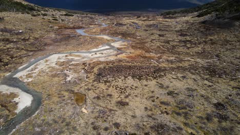 Disparo-De-Un-Dron-Volando-Sobre-Una-Zona-Pantanosa-Cerca-De-La-Laguna-Esmeralda,-Panorámica-Para-Revelar-Las-Montañas-De-Los-Andes