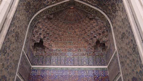 widok na sufit łukowego wnętrza meczetu islamskiego w samarkandzie w uzbekistanie wzdłuż historycznego jedwabnego drogi