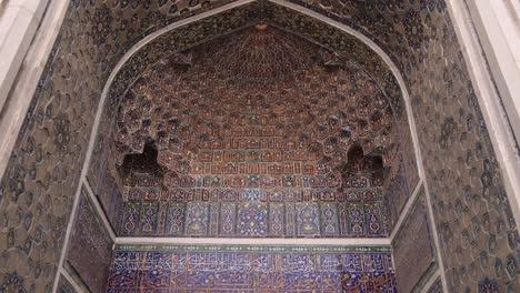 mirando hacia el techo del interior arqueado de la mezquita islámica en samarcanda, uzbekistán a lo largo de la histórica ruta de la seda