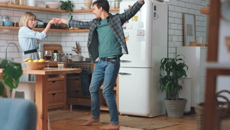 danza, energía y pareja bailando en la cocina