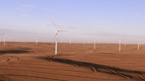 Luftaufnahmen-Eines-Windparks-In-Der-Nähe-Von-Calhan-In-Colorado-Bei-Sonnenuntergang