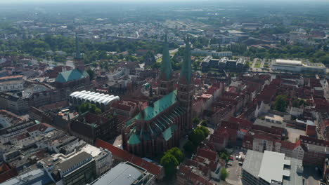 Imágenes-Panorámicas-Aéreas-De-La-Parte-Histórica-De-La-Ciudad.-Mostrando-St.-Iglesia-De-Marías,-St.-La-Iglesia-De-Peters-Y-En-La-Distancia-La-Catedral-De-Luebeck.-Lübeck,-Schleswig-Holstein,-Alemania