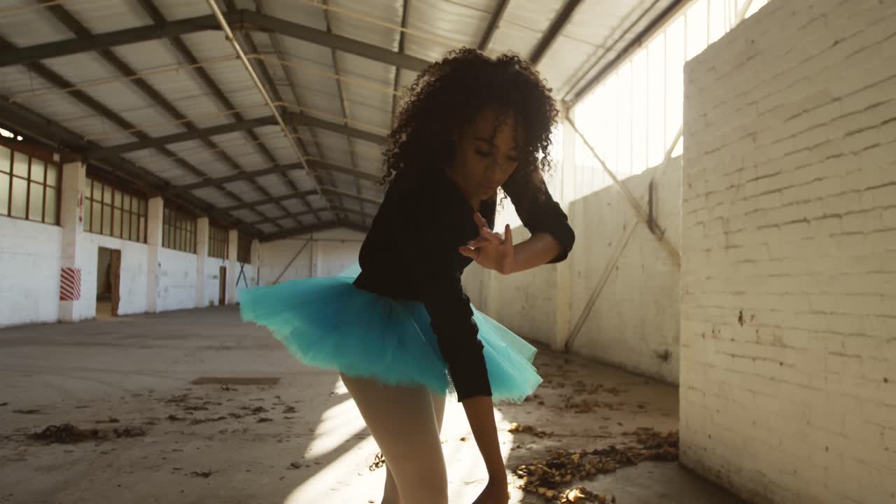Ballerina in un magazzino vuoto