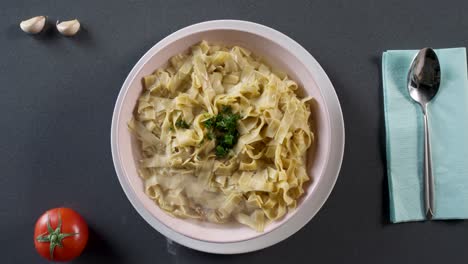 plato de pasta con perejil