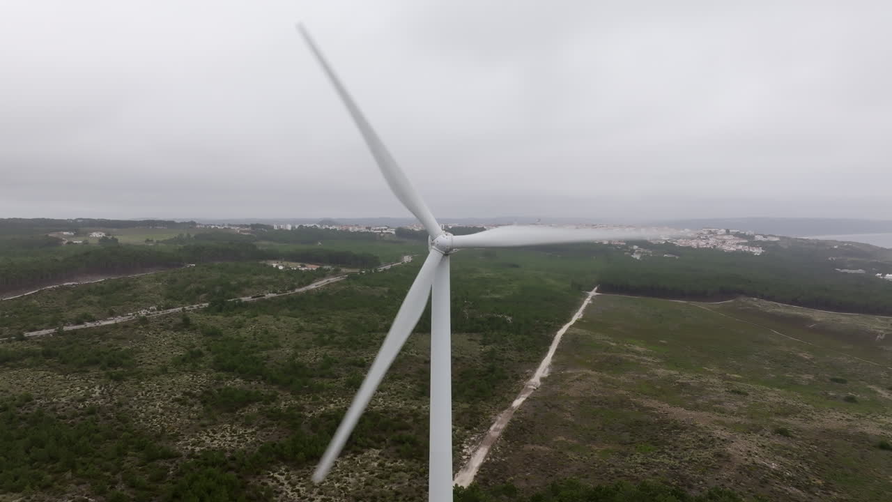 vista aérea de una turbina eólica en un paisaje costero