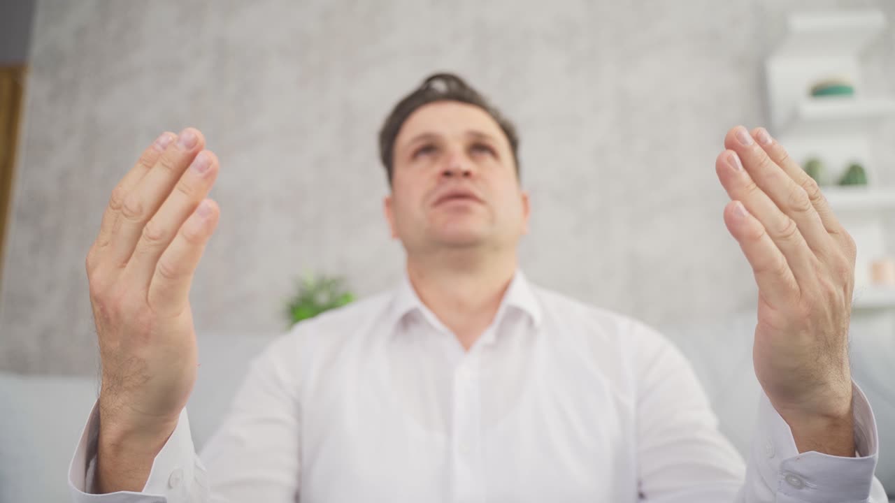 집에서 기도하는 무슬림 남자.