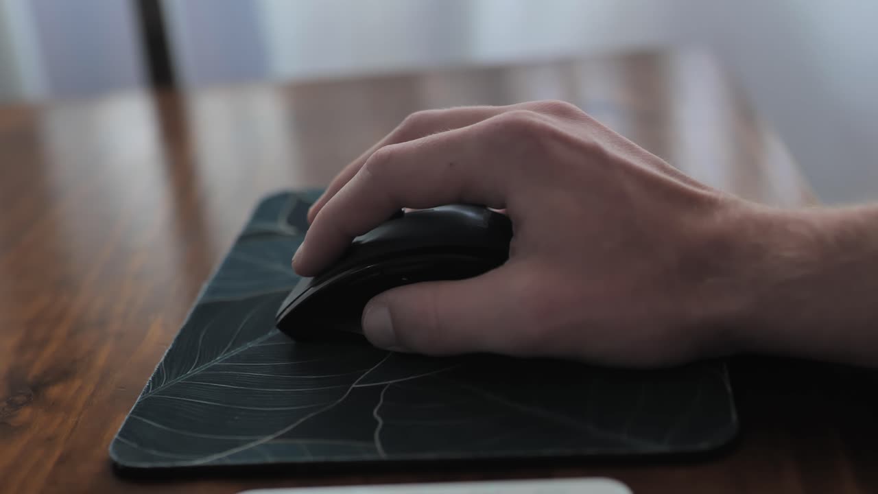 hombre haciendo clic con la mano en los botones del ratón de la pc