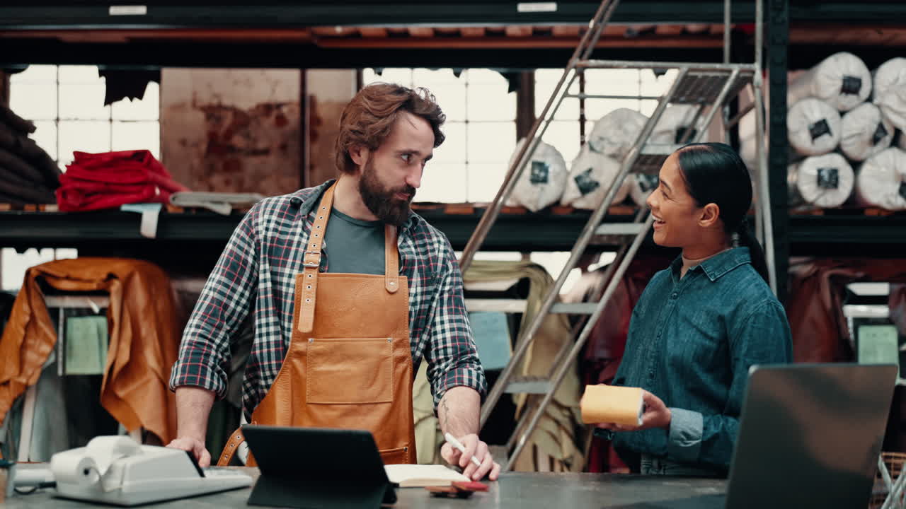 hombre, mujer y almacén de textiles con tela