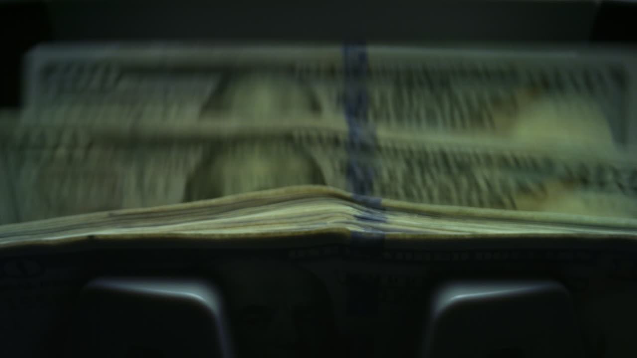 máquina de contar divisas. máquina de contar con nosotros billetes de dinero