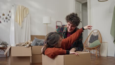 una pareja feliz se muda a un nuevo hogar.