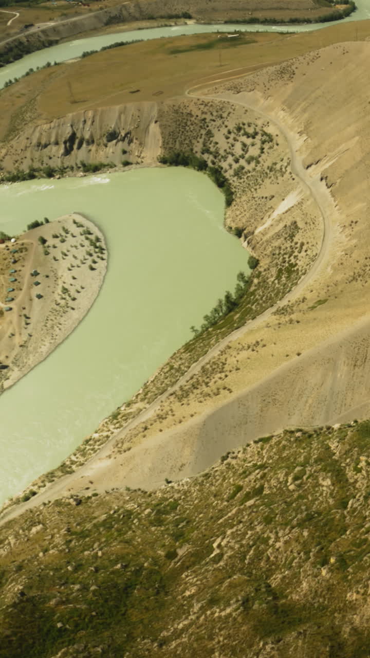 río serpenteante en el valle montañoso fpv drone. curso de arroyo atrincherado en la montaña escondido entre bancos descuidados en el área montañosa. observación del curso de agua