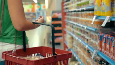 mujer comprando en la tienda de comestibles