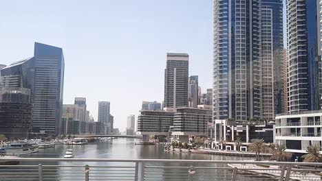 vista lateral del vehículo de pasajeros de los edificios altos de dubai y el paisaje urbano del lago