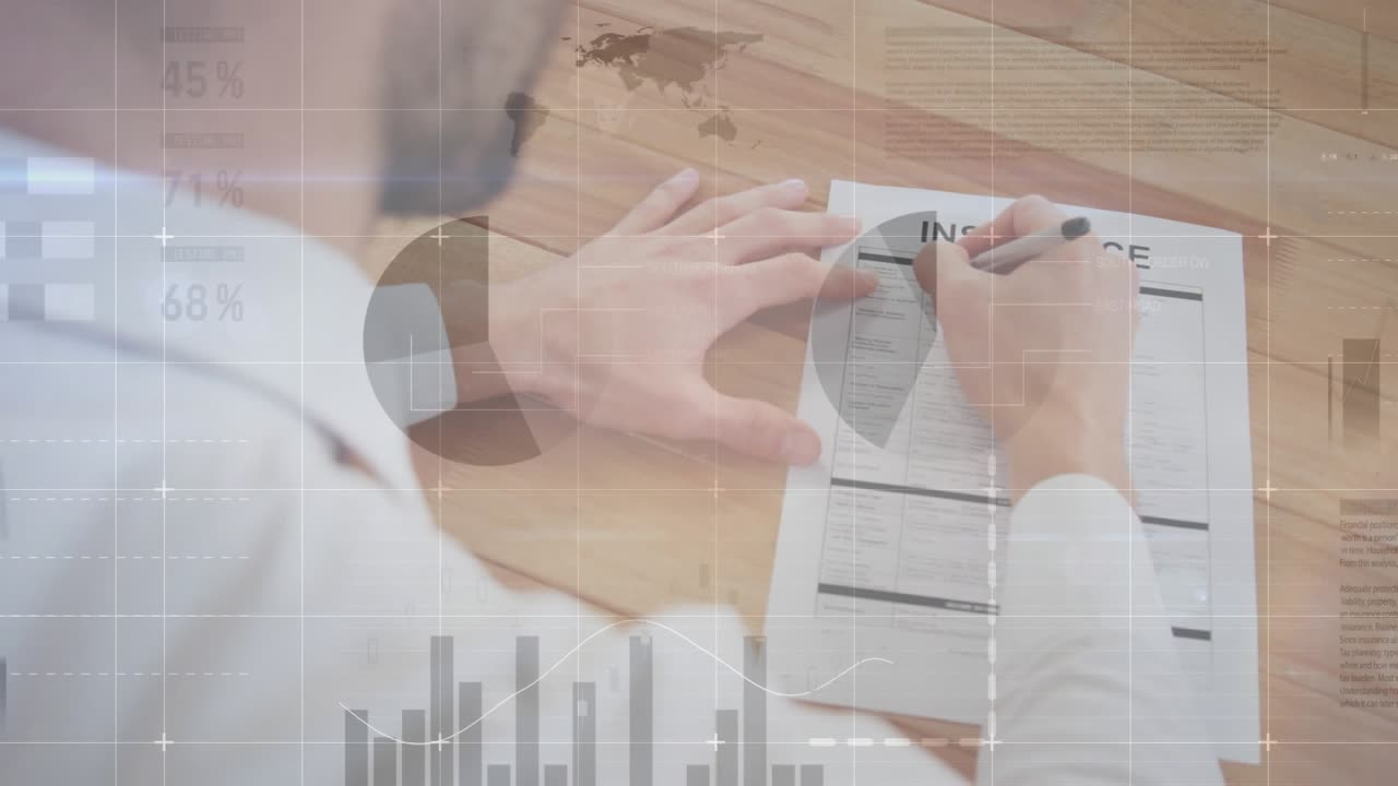 Animation af statistisk databehandling over en forretningsmand set bagfra, der udfylder en forsikringsformular.