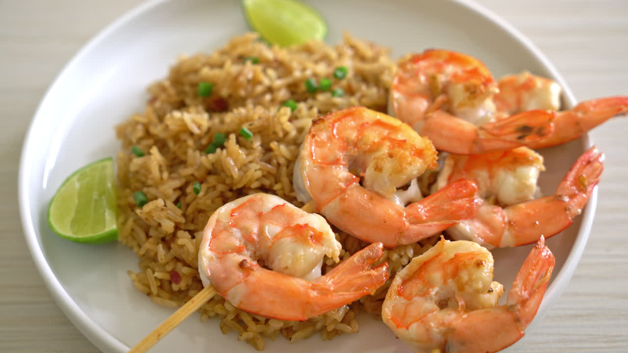 arroz frito con gambas o brochetas de langostinos