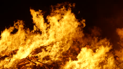 The-top-of-a-huge-bonfire-burns-furiously,-close-up,-on-Guy-Fawkes-night,-the-5th-of-November-in-Cinema-4K