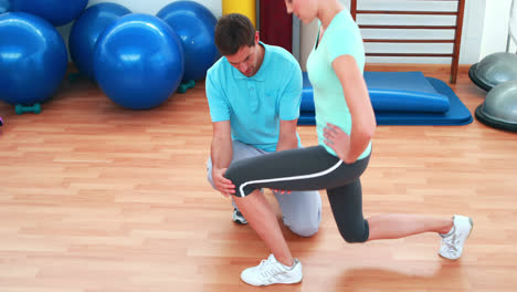 trainer showing his client how to do a lunge correctly