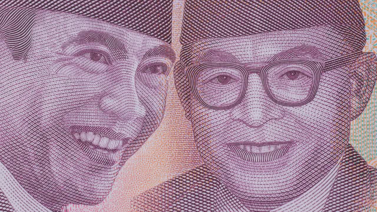 Makrovisning av indonesisk rupi: Soekarno og Mohammad Hatta på 100 000-seddelen