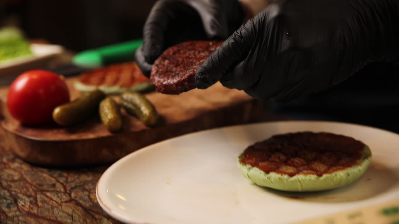 chef preparando una hamburguesa a base de plantas