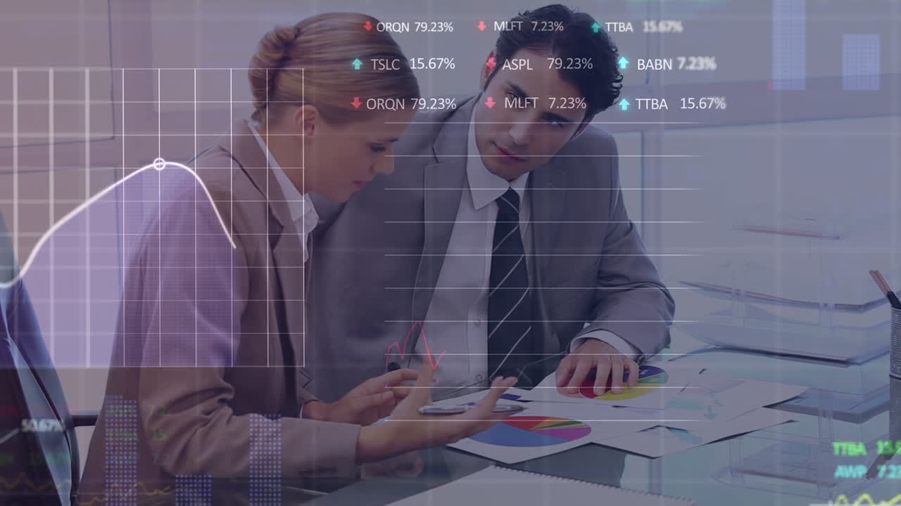 Animación de empresarios caucásicos hablando sobre procesamiento de datos