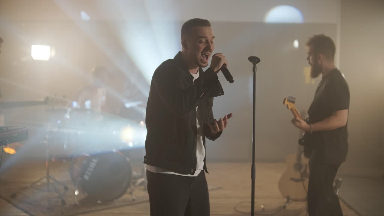 actuación en vivo de la banda con cantante, bajista, pianista, baterista y guitarrista