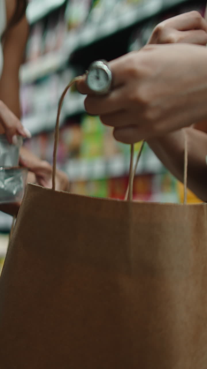 Clienti che mettono articoli in una busta