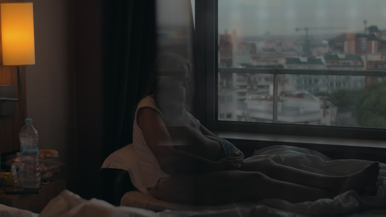 엄마의 손에 잠을 자고