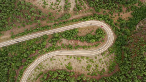 carretera larga y sinuosa rotación aérea alta y rápida con tráfico fluido