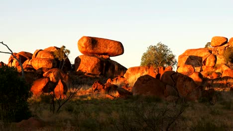 devils marbles/ karlu karlu at sunset zoom in