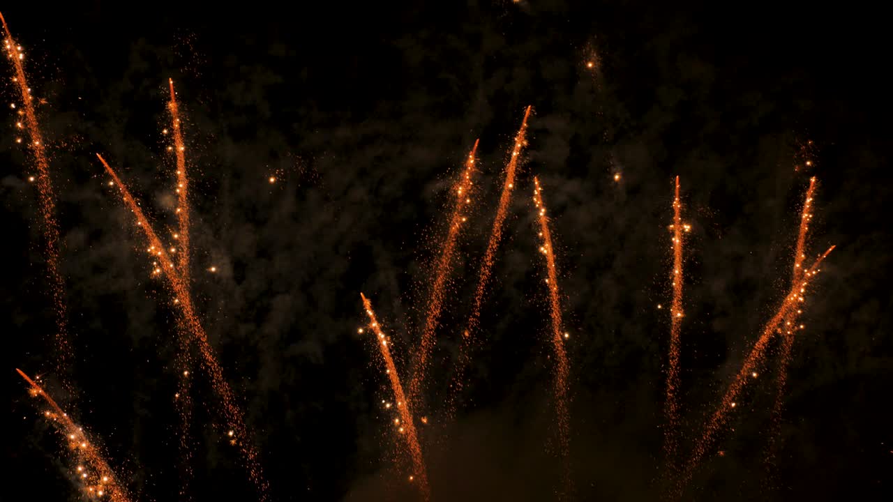 luces doradas fuegos artificiales celebración de fondo año nuevo. celebración chispa de navidad belleza de fondo de boda noche de vacaciones fuegos artificiosos cohetes. año nuevo fuegos artificials de fondo patrón de vacaciones chispas