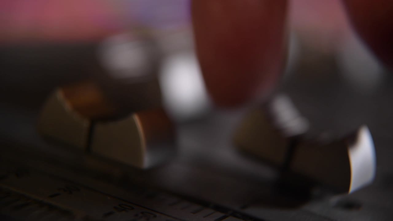 사운드 엔지니어는 스튜디오에서 녹음 세션 중에 싱 데스크에 페이더를 움직입니다.