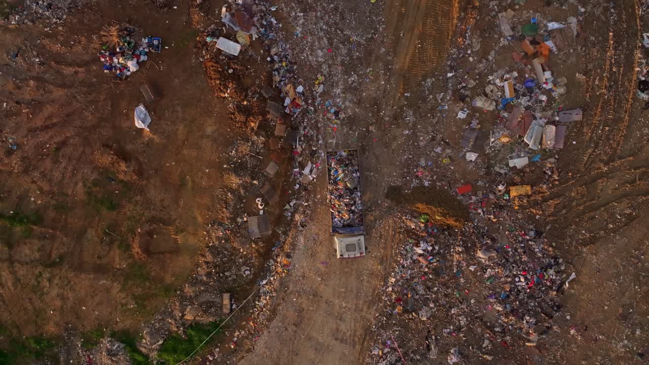 Vista con drone di una discarica con rifiuti sparsi e scarti metallici arrugginiti