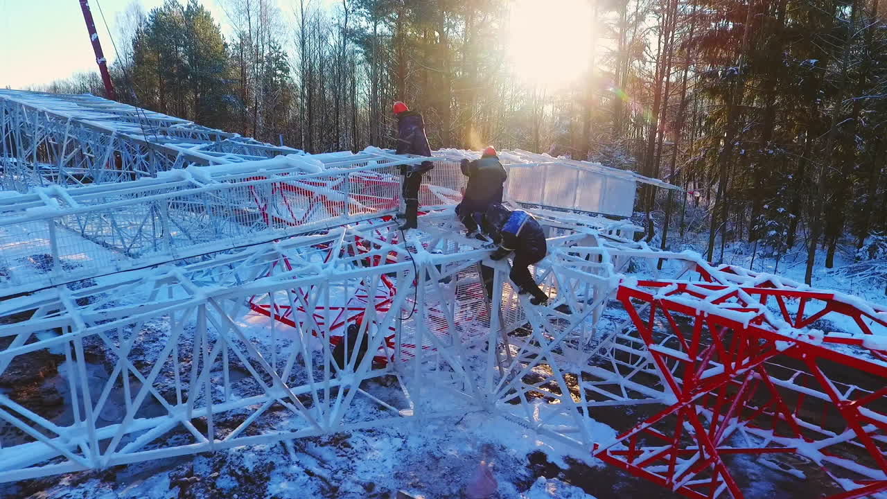 proceso de instalación de torre de alta tensión. instalar torre de electricidad. trabajadores de energía