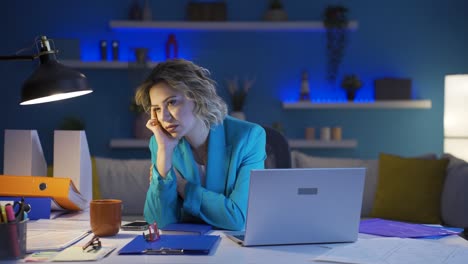 Mujer-Trabajadora-De-Oficina-En-Casa-Pensando-Deprimida.