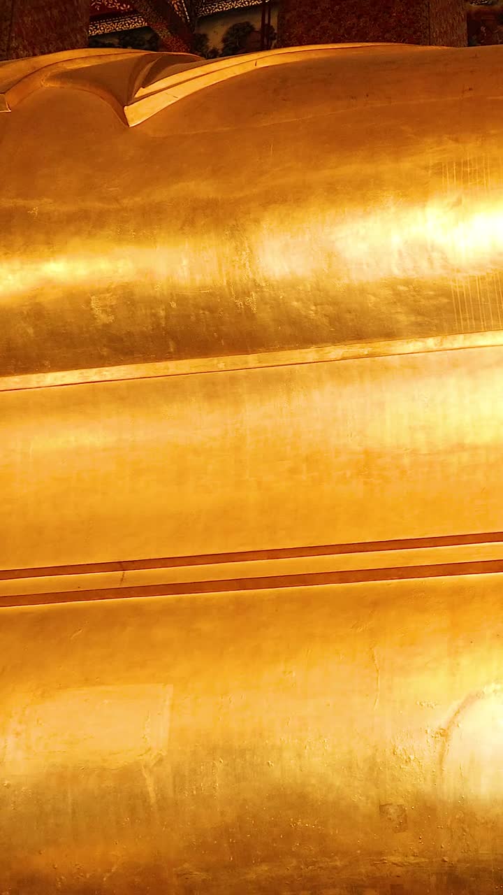 Viste ravvicinate della statua del Buddha reclinato