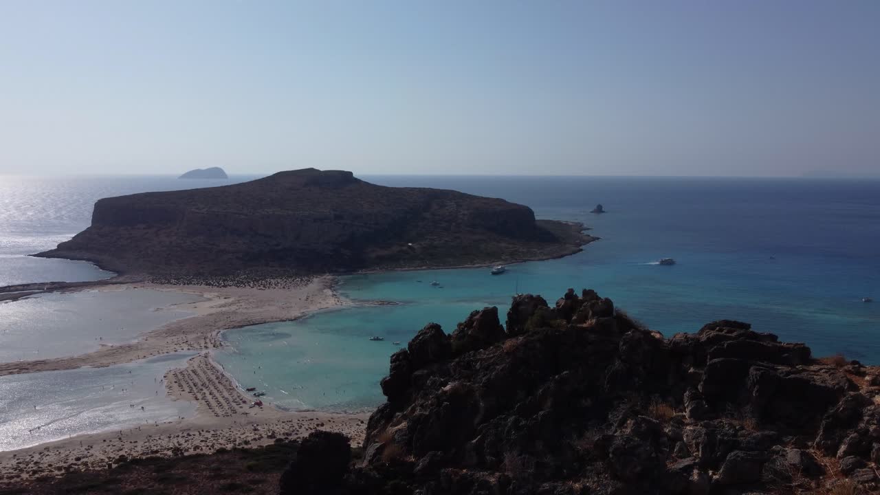 revelando una foto aérea de la isla de balos y la laguna sobre el acantilado