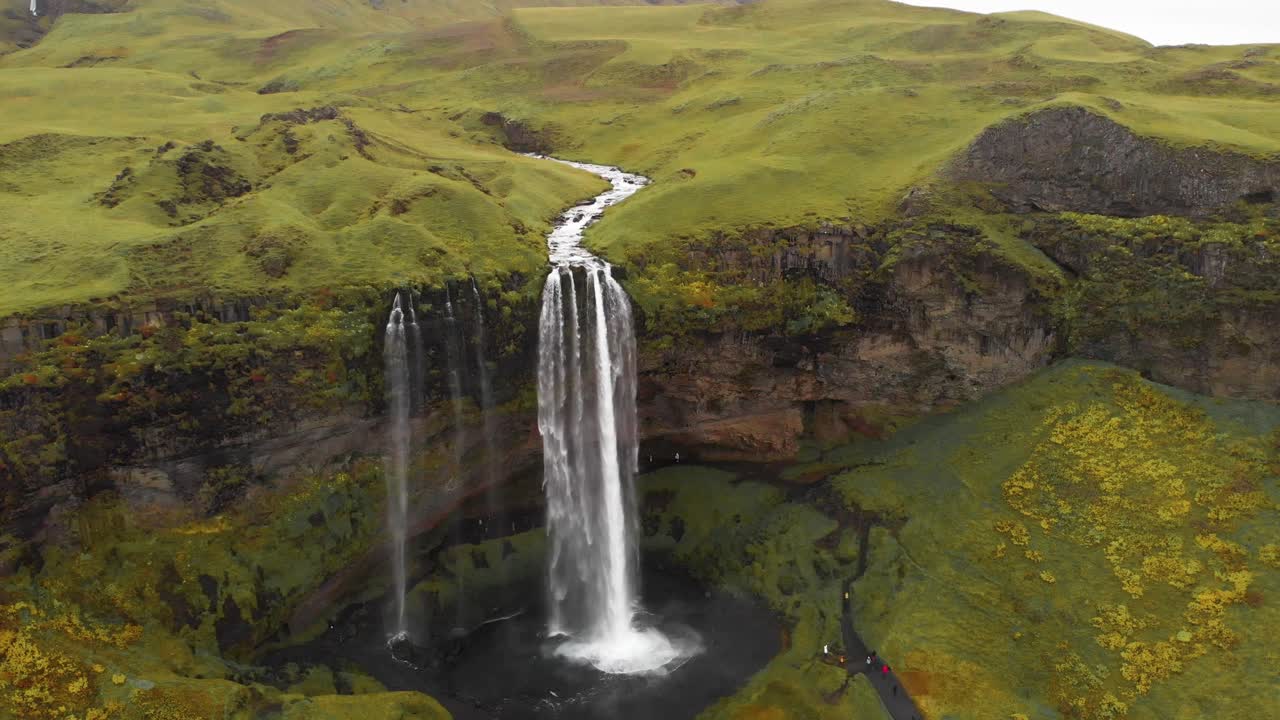 cascada de cascada de seljalandsfoss cayendo en la piscina debajo del acantilado de roca