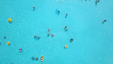 día de verano famoso parque acuático piscina al aire libre vista aérea hacia abajo panorama 4k