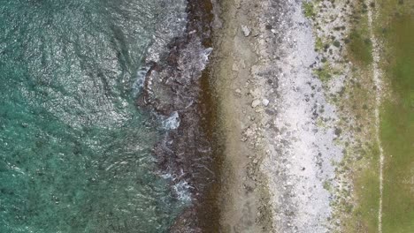 Olas-Rompiendo-En-La-Vista-De-Drones-De-La-Costa-De-Coral