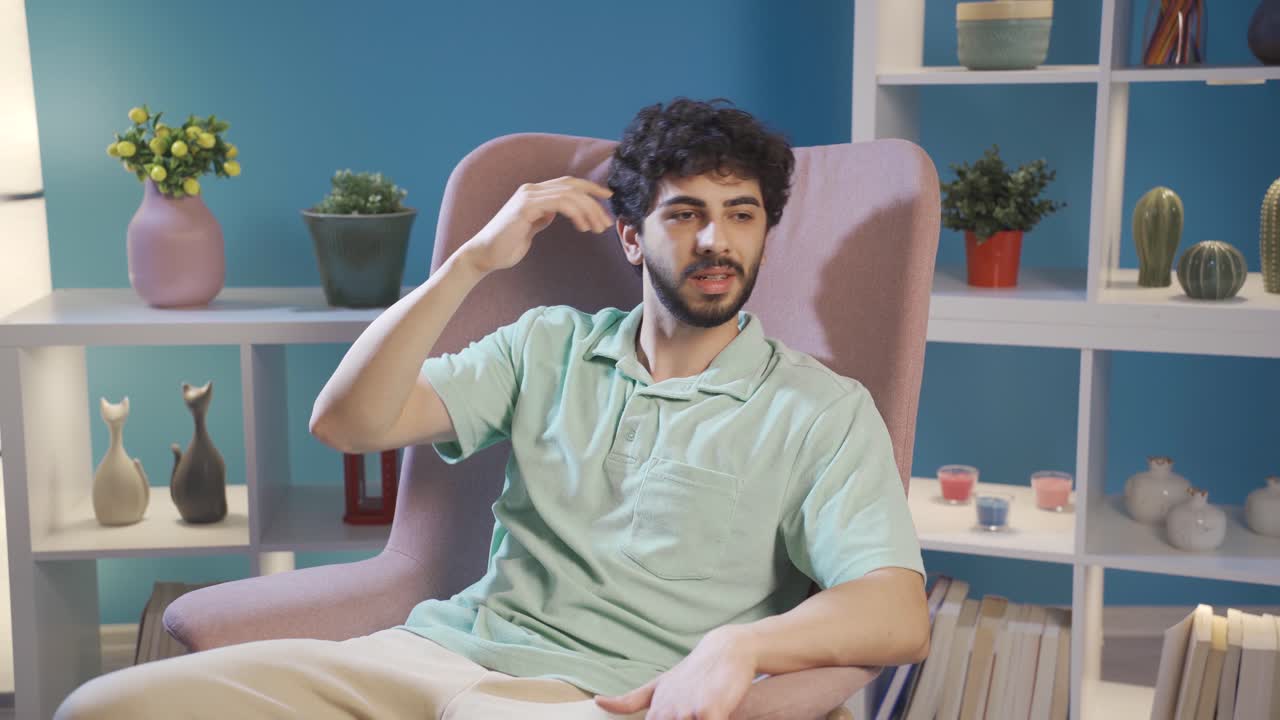 el joven enojado se enoja consigo mismo y se encuentra culpable.